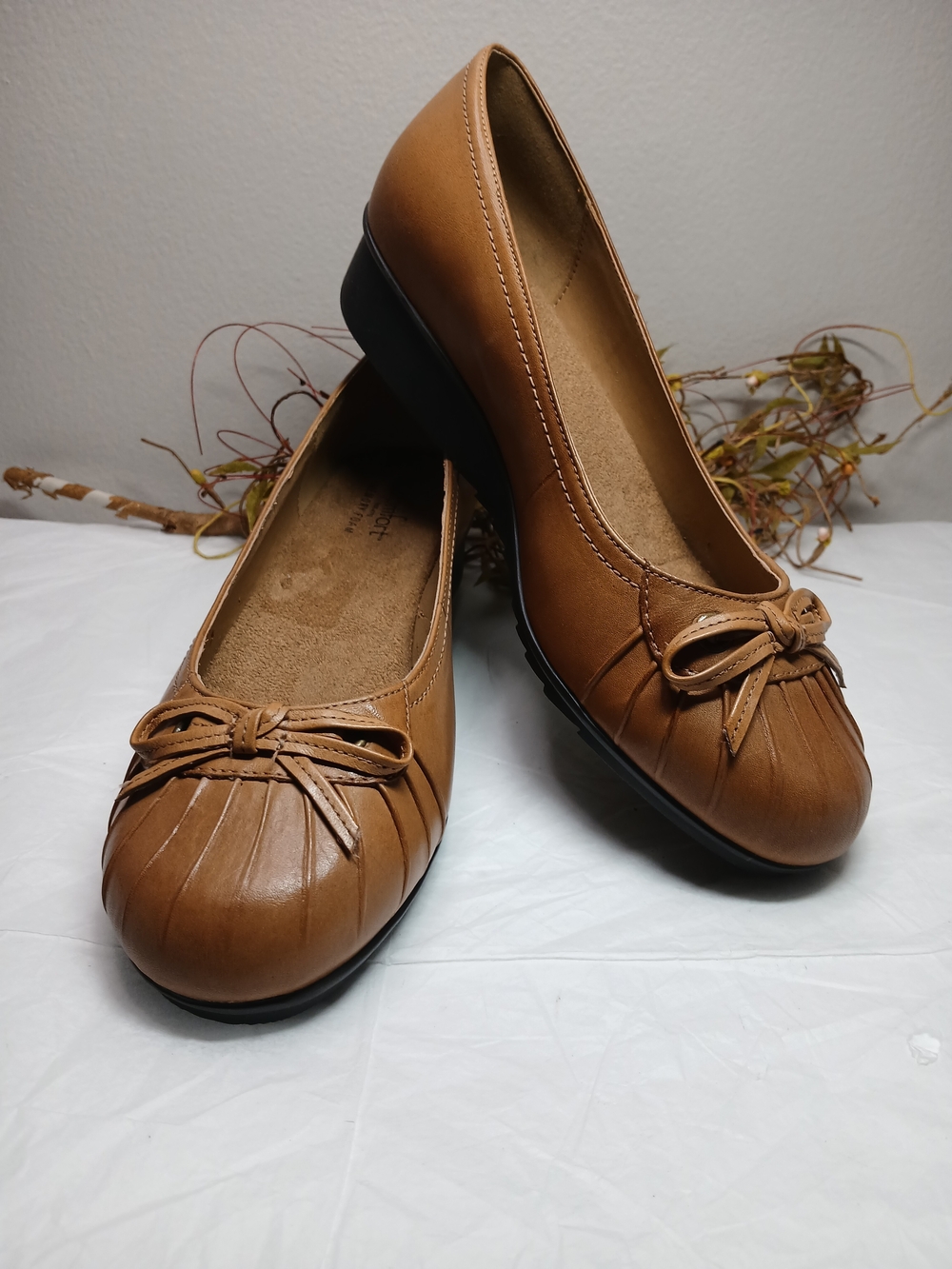 Strictly Comfort Classic Bow-Front Women’s Flats Shoes Tan Leather Sz 7M *Flaw*